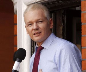 Assange: Internet es un arma de los poderosos  La Verdad 